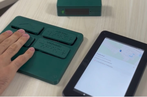 Imagem do teclado em braille e o aplicativo móvel do módulo Sigabem Stop