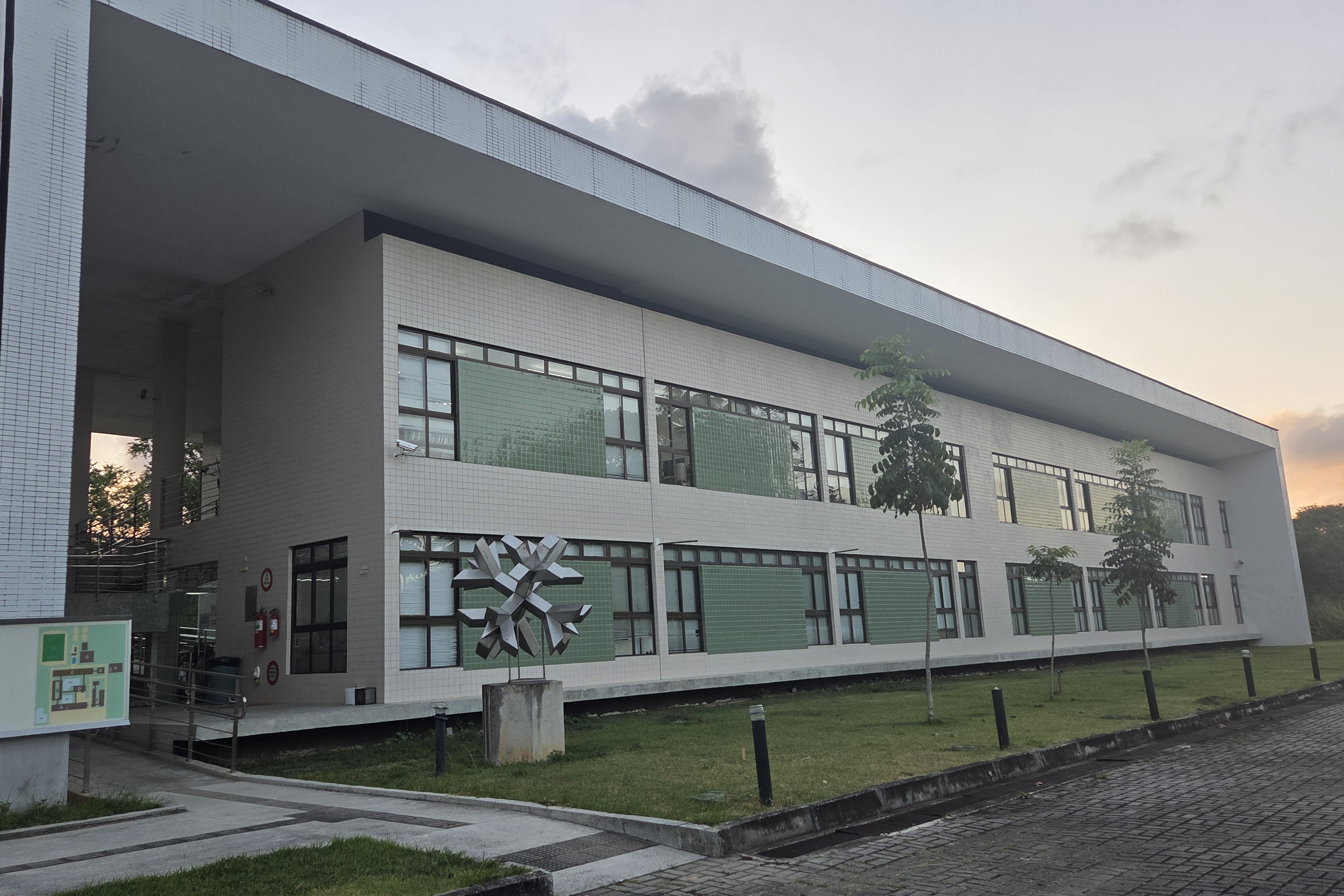 Fotografia da frente do Centro de Pesquisa do IFPE Campus Recife