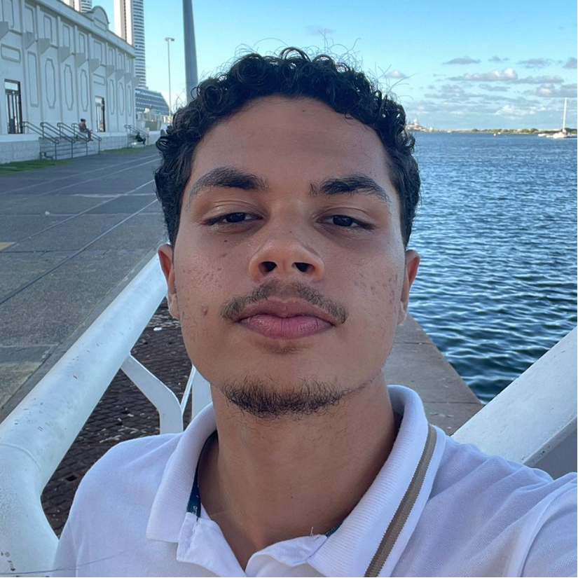 Foto de Matheus Ferreira, estudante pesquisador de Eletrônica