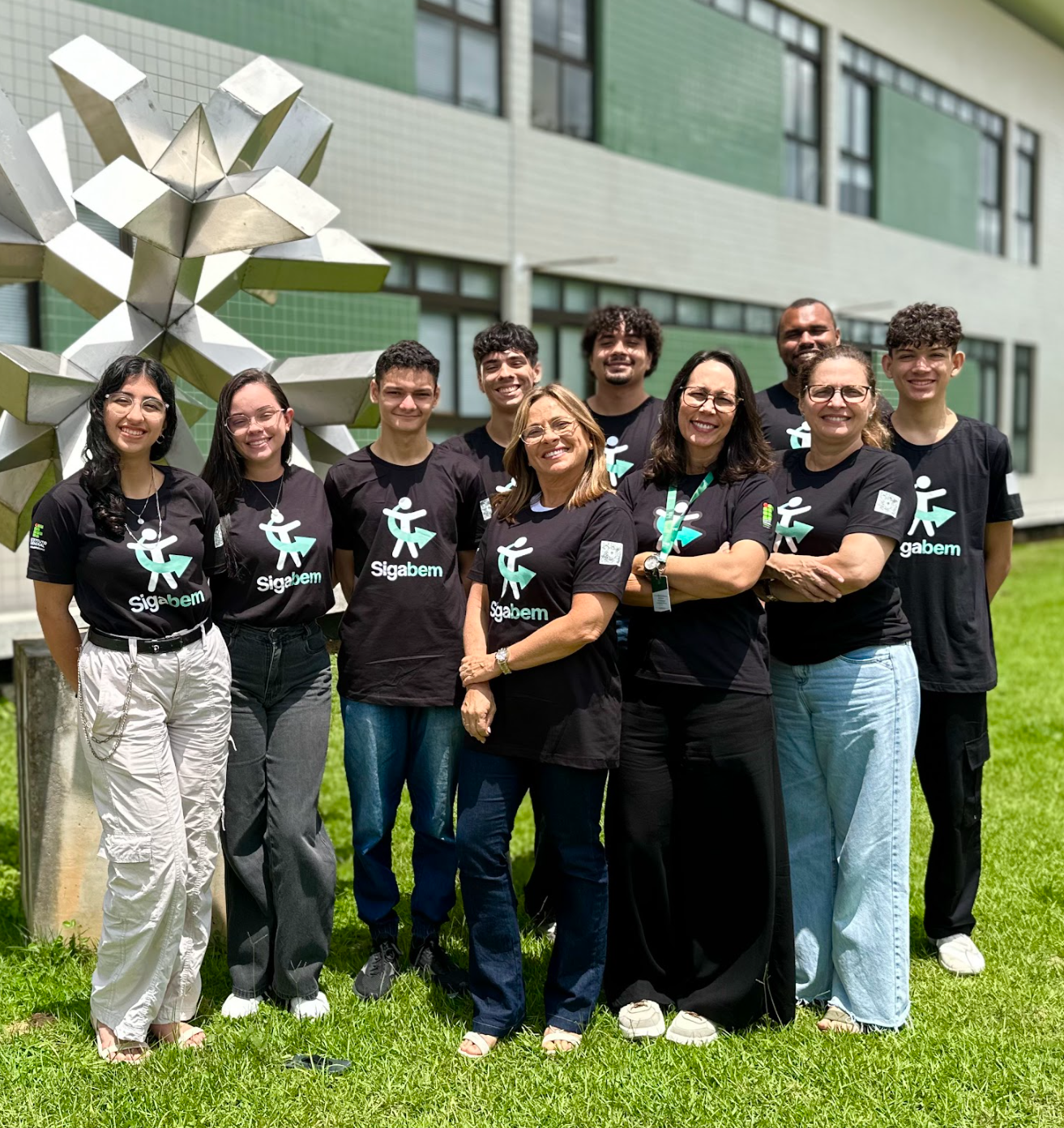 Foto da equipe Sigabem reunida em frente ao Centro de Pesquisa
